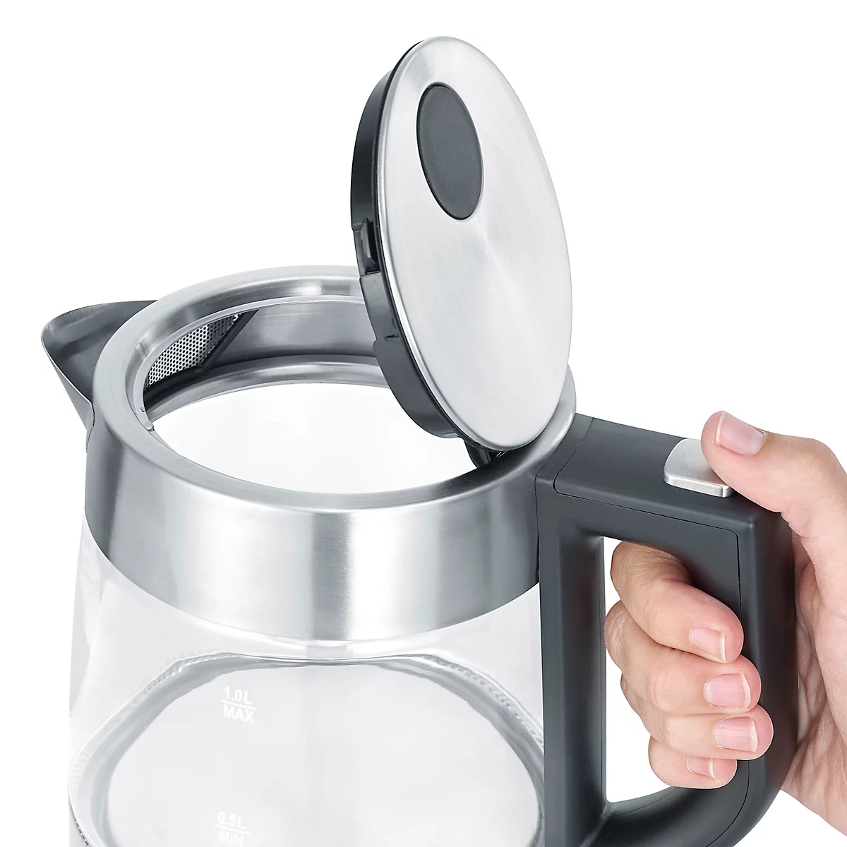 Nahaufnahme eines Wasserkochers, dessen Deckel geöffnet ist. Die transparente Kanne ist mit einer Hand am Griff gehalten.