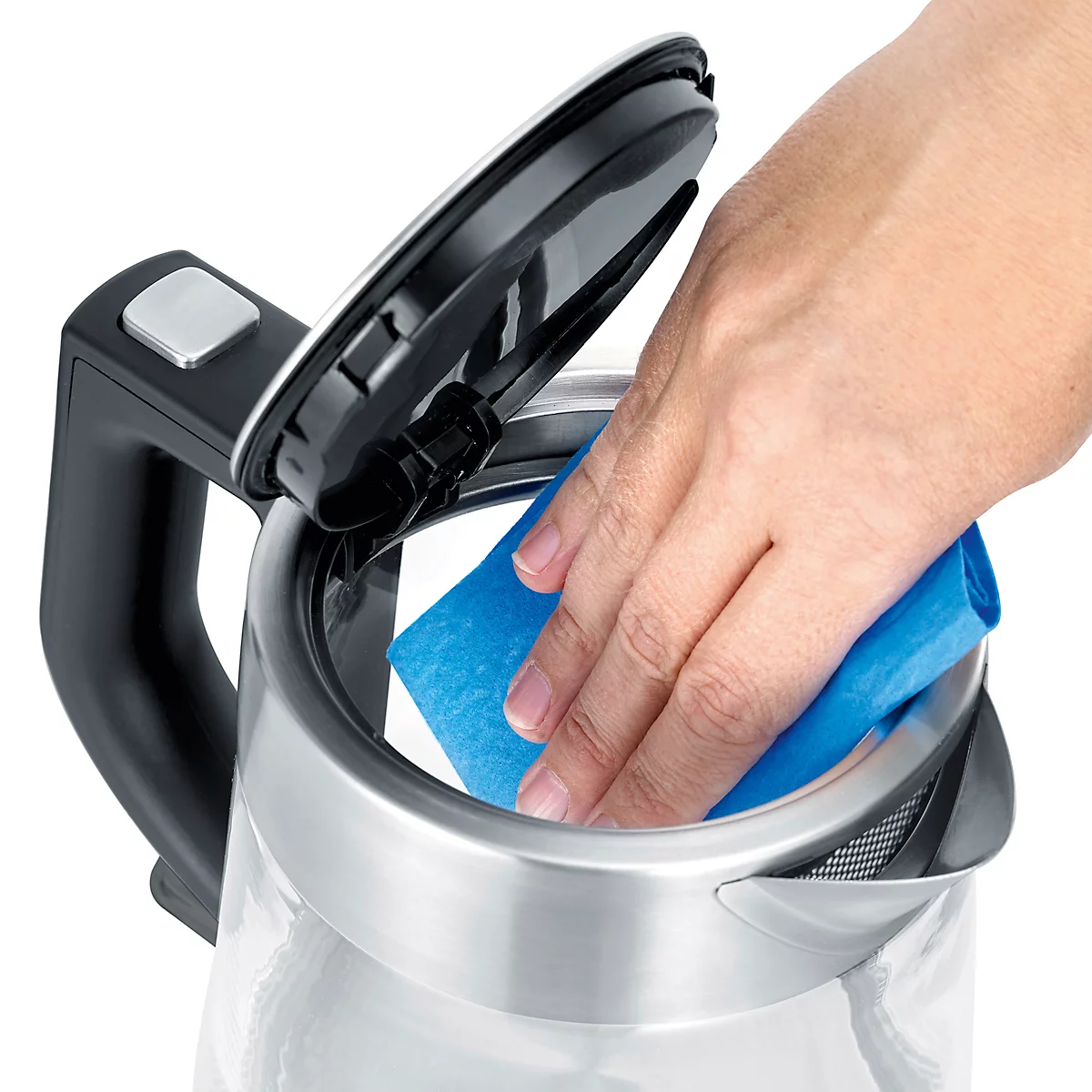 Person reinigt Wasserkocher mit einem blauen Tuch, Deckel geöffnet. Der Wasserkocher besteht aus Glas und Edelstahl.