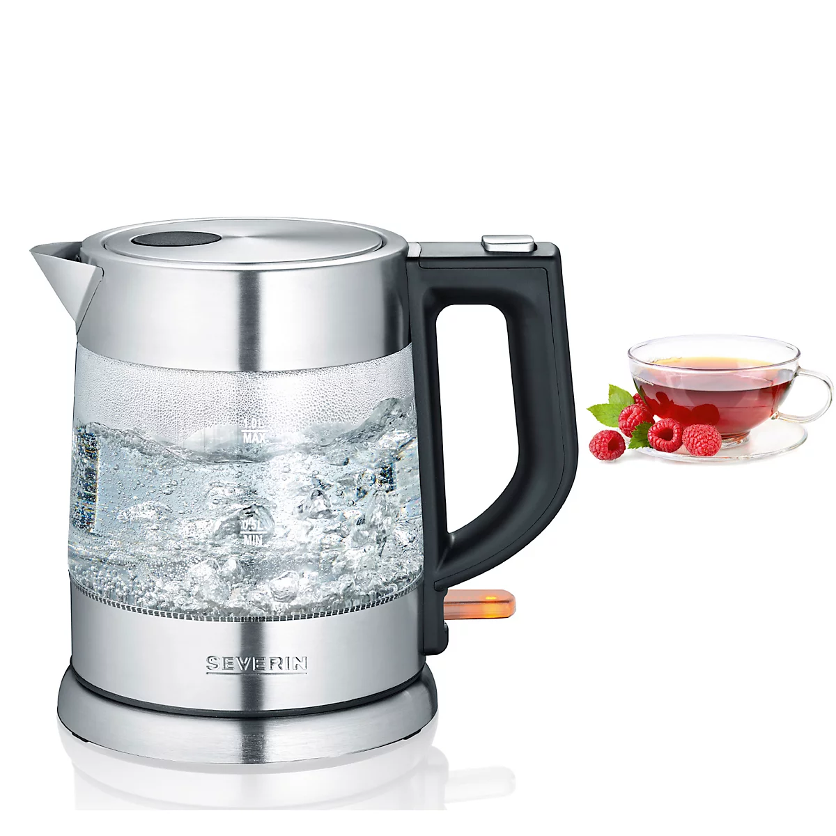 Glaswasserkocher mit kochendem Wasser, daneben Tasse Tee mit Himbeeren.