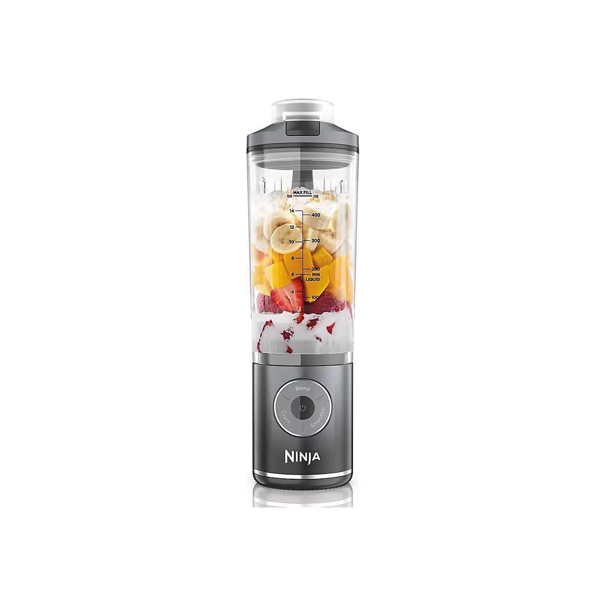 Ein grauer Ninja Standmixer gefüllt mit Obst und Joghurt vor weißem Hintergrund.