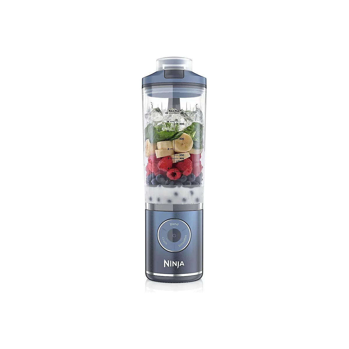 Blauer tragbarer Ninja Mixer gefüllt mit Zutaten für einen Smoothie vor weißem Hintergrund.