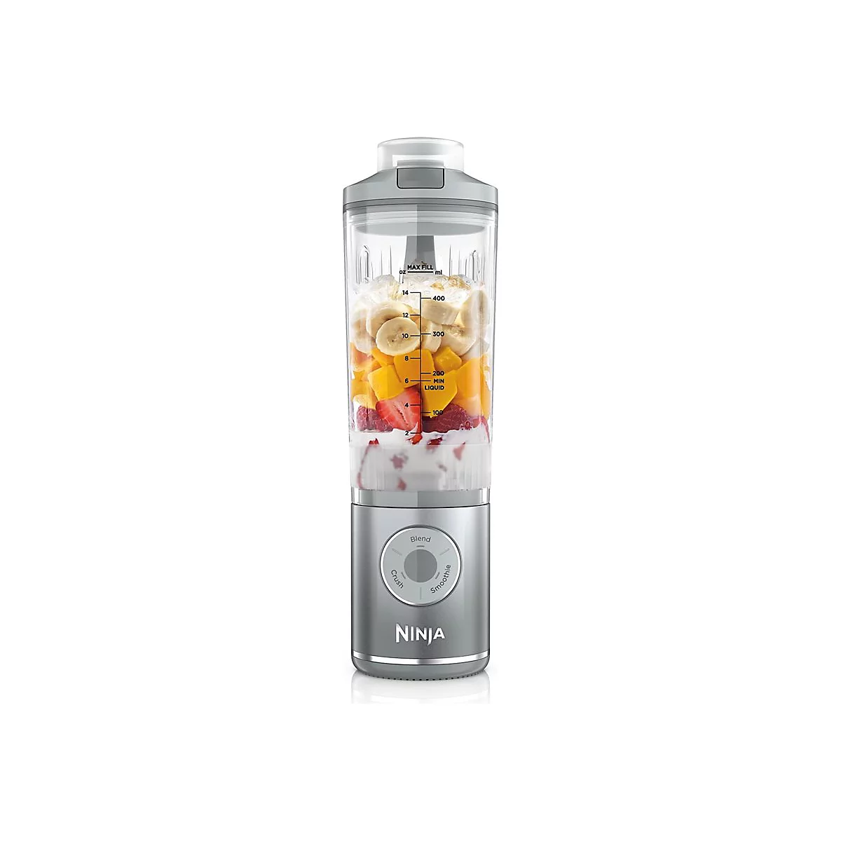 Ninja Standmixer mit gefülltem Behälter aus Bananen, Mangos, Erdbeeren und Joghurt vor weißem Hintergrund.