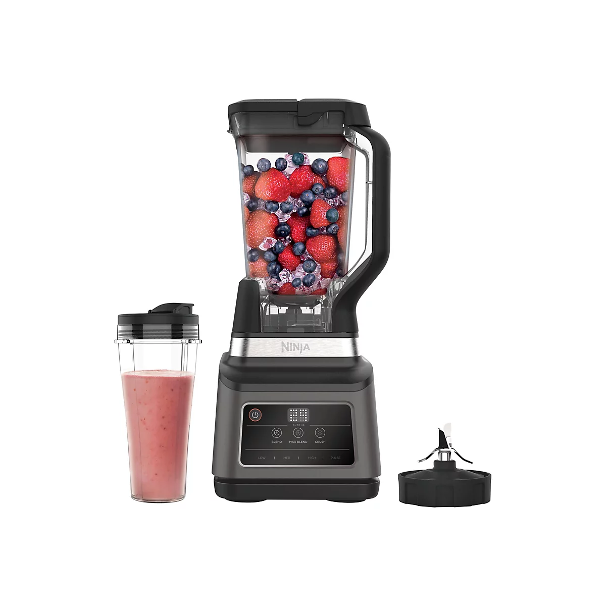 Ninja Standmixer mit gefülltem Mixbehälter, Smoothie-Becher und Klingenaufsatz auf weißem Hintergrund.