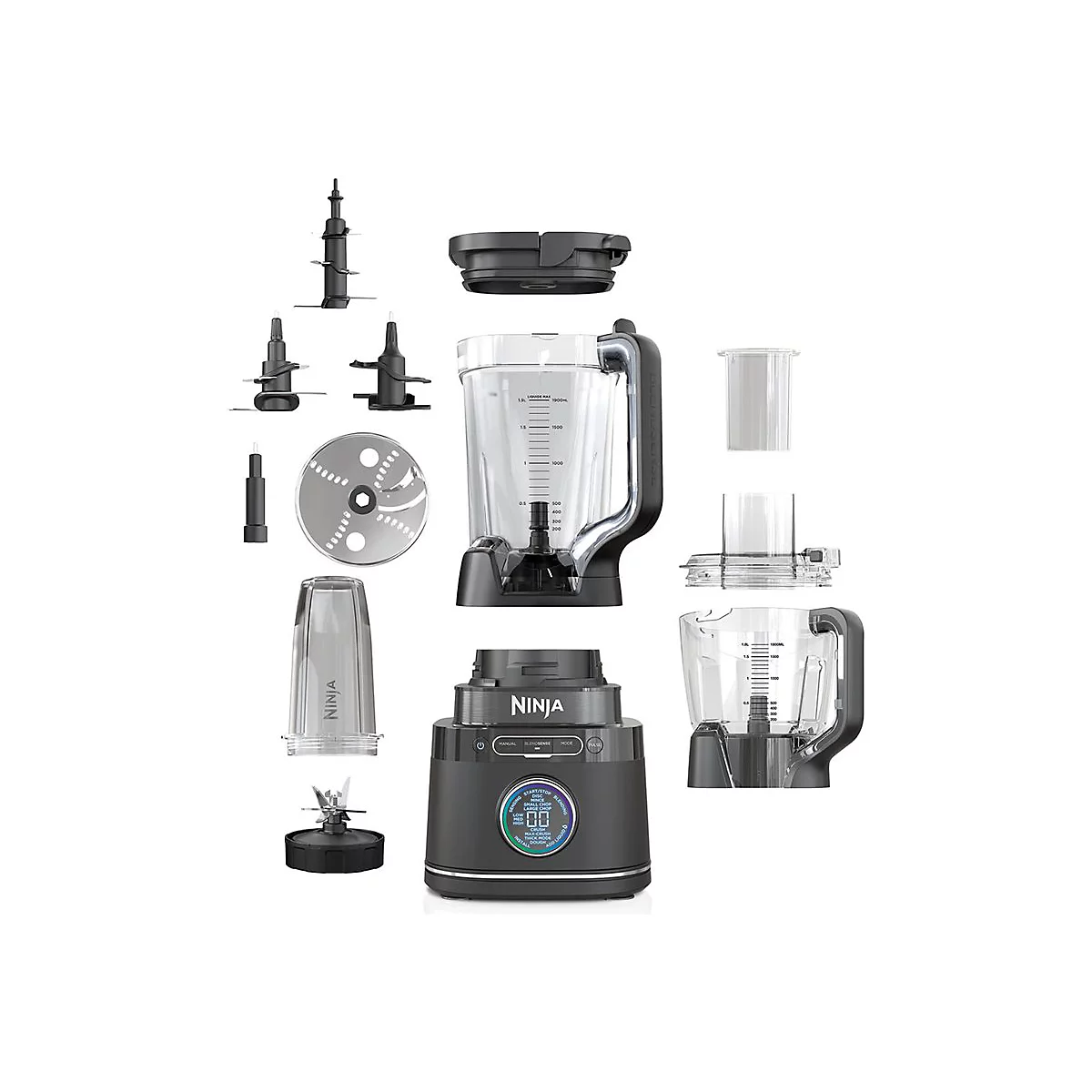 Ninja Standmixer mit verschiedenen Zubehörteilen und Aufsätzen vor weißem Hintergrund.