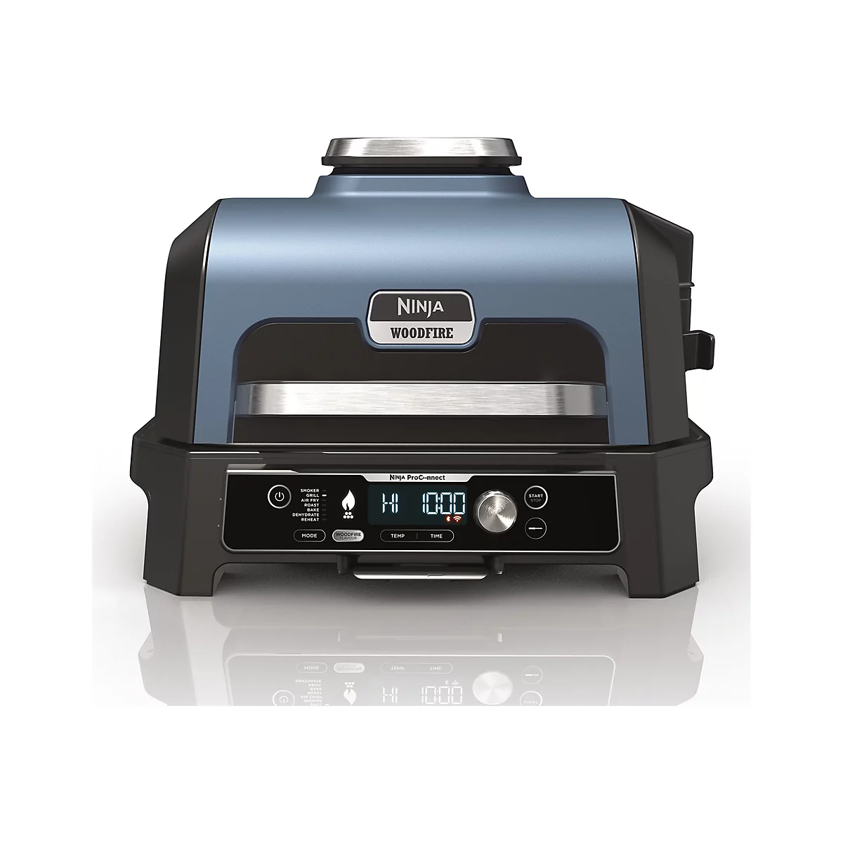 Blauer Ninja Woodfire Elektrogrill mit Bedienfeld, digitaler Anzeige und silbernem Griff vor weißem Hintergrund.