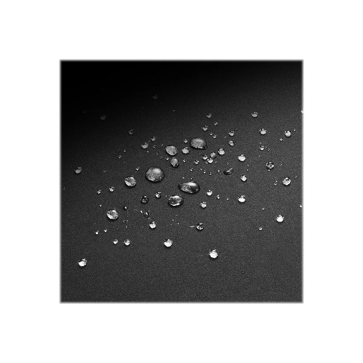 Wassertropfen perlen auf einer schwarzen, wasserabweisenden Textiloberfläche ab.