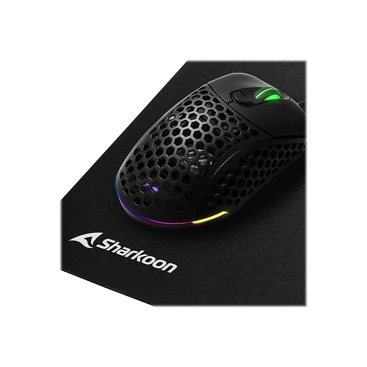 Schwarze Sharkoon Gaming-Maus mit Wabenstruktur und RGB-Beleuchtung auf einem Mauspad.