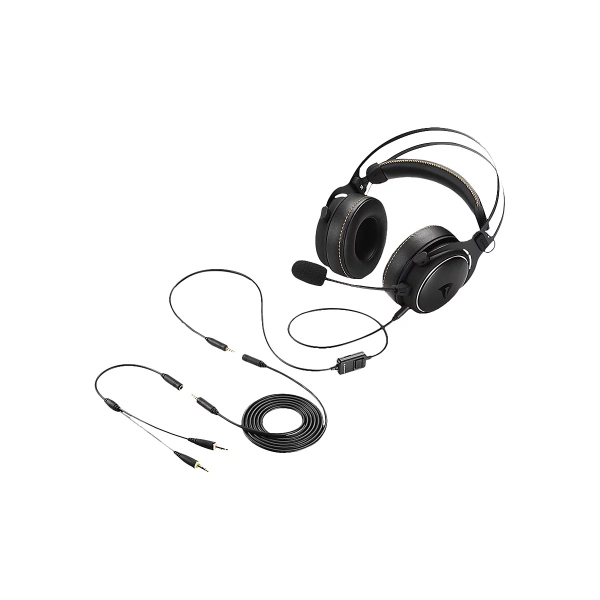 Schwarzes Gaming-Headset mit Kabel, Mikrofon und beiliegenden Audio-Adaptern vor weißem Hintergrund.