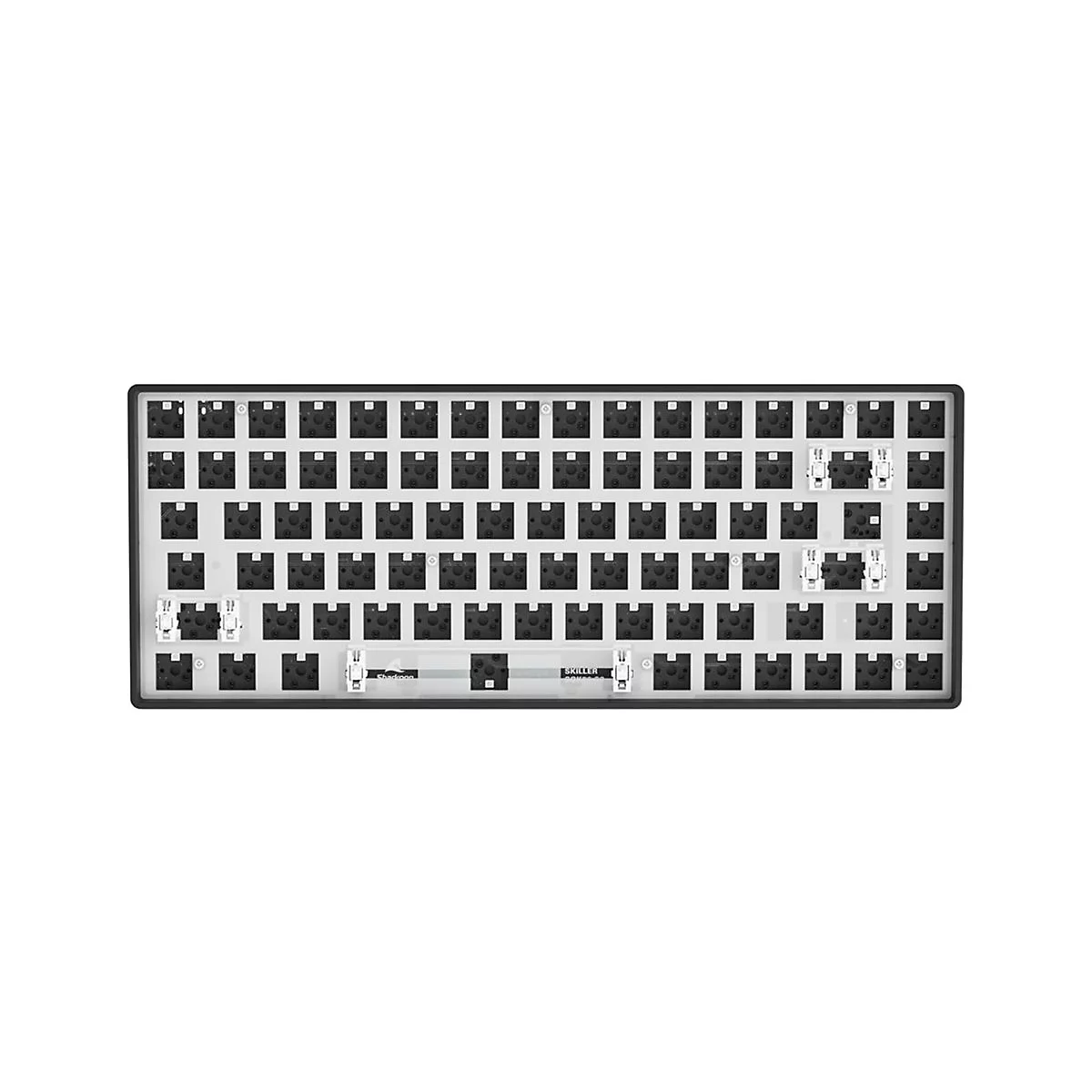 Draufsicht auf eine tastenlose mechanische Tastatur-Basis mit schwarzer Platte und weißen Stabilisatoren.