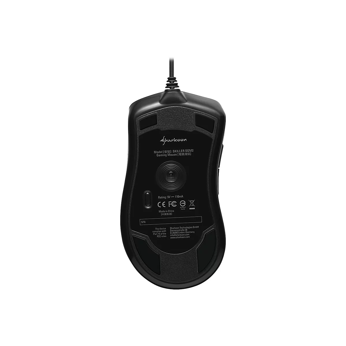 Schwarze Gaming-Maus von unten mit Herstellerlogo und technischen Details. Sie hat ein Kabel.