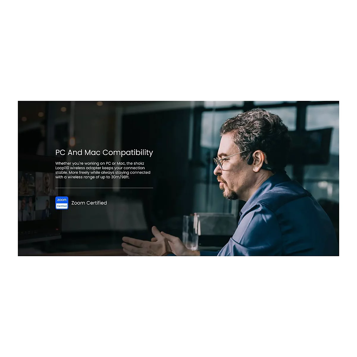 Ein Mann mit Brille und Headset sitzt vor einem Bildschirm und gestikuliert. Text: PC und Mac Kompatibilität, Zoom zertifiziert.