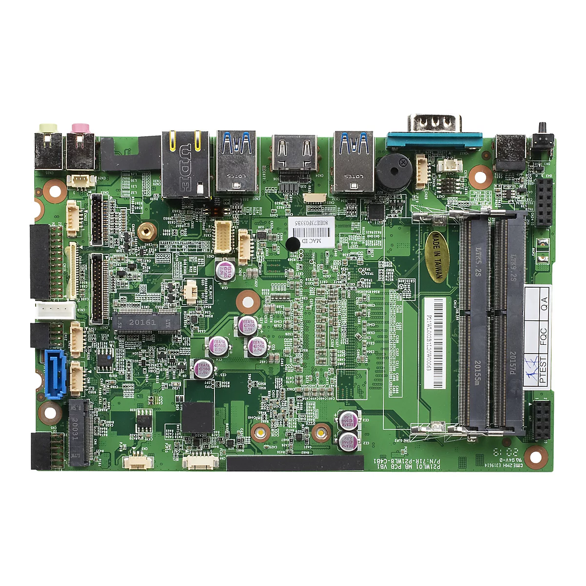 Eine grüne Platine mit elektronischen Bauteilen wie Chips, Kondensatoren, Steckverbindern und Anschlüssen. Auf der Platine sind verschiedene Schriftzüge und Markierungen zu sehen, darunter Produktionsdaten und Herstellerangaben.