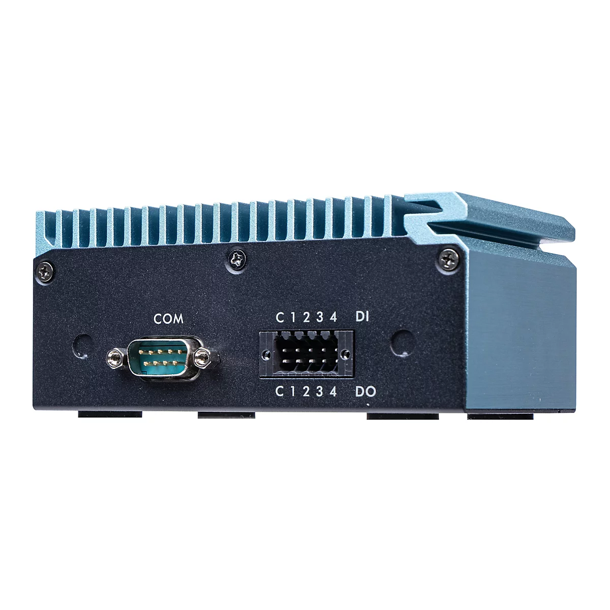 Detailaufnahme einer blauen, metallenen elektronischen Komponente mit Anschlüssen und Kühlrippen. Beschriftung: COM, C1234DI, C1234DO.