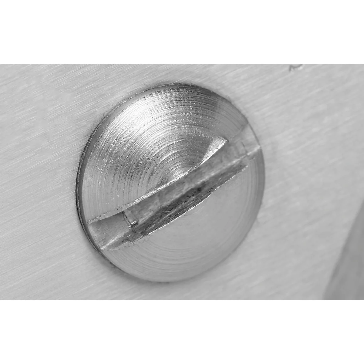Nahaufnahme einer silberfarbenen Schraube in einer Aussparung, mit einer diagonalen Kerbe. Die Oberfläche ist metallisch und geriffelt.