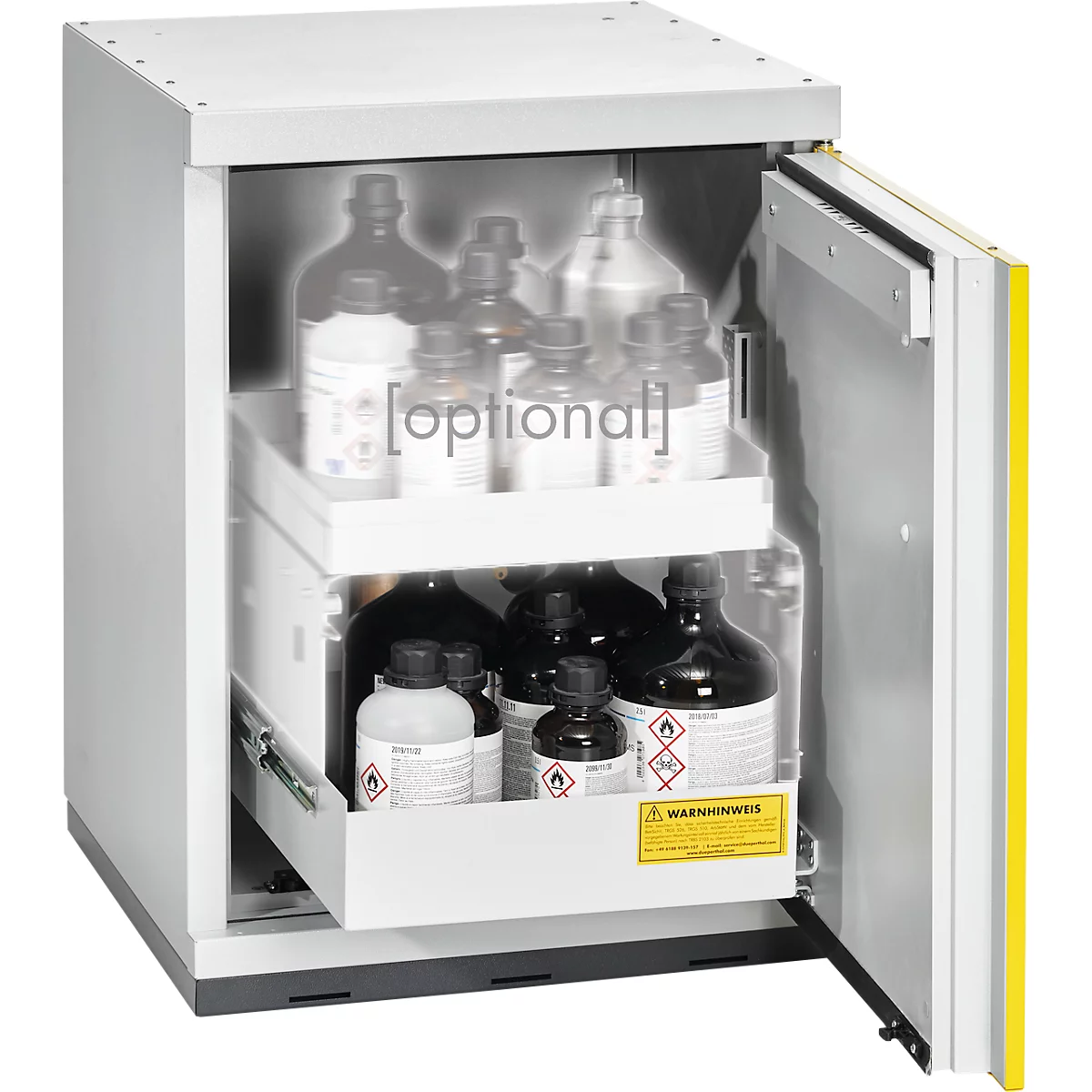 Sicherheits-Chemikalienschrank, geöffnet, mit Flaschen auf ausziehbaren Regalen. Gelber Rand an Tür, Warnschild.