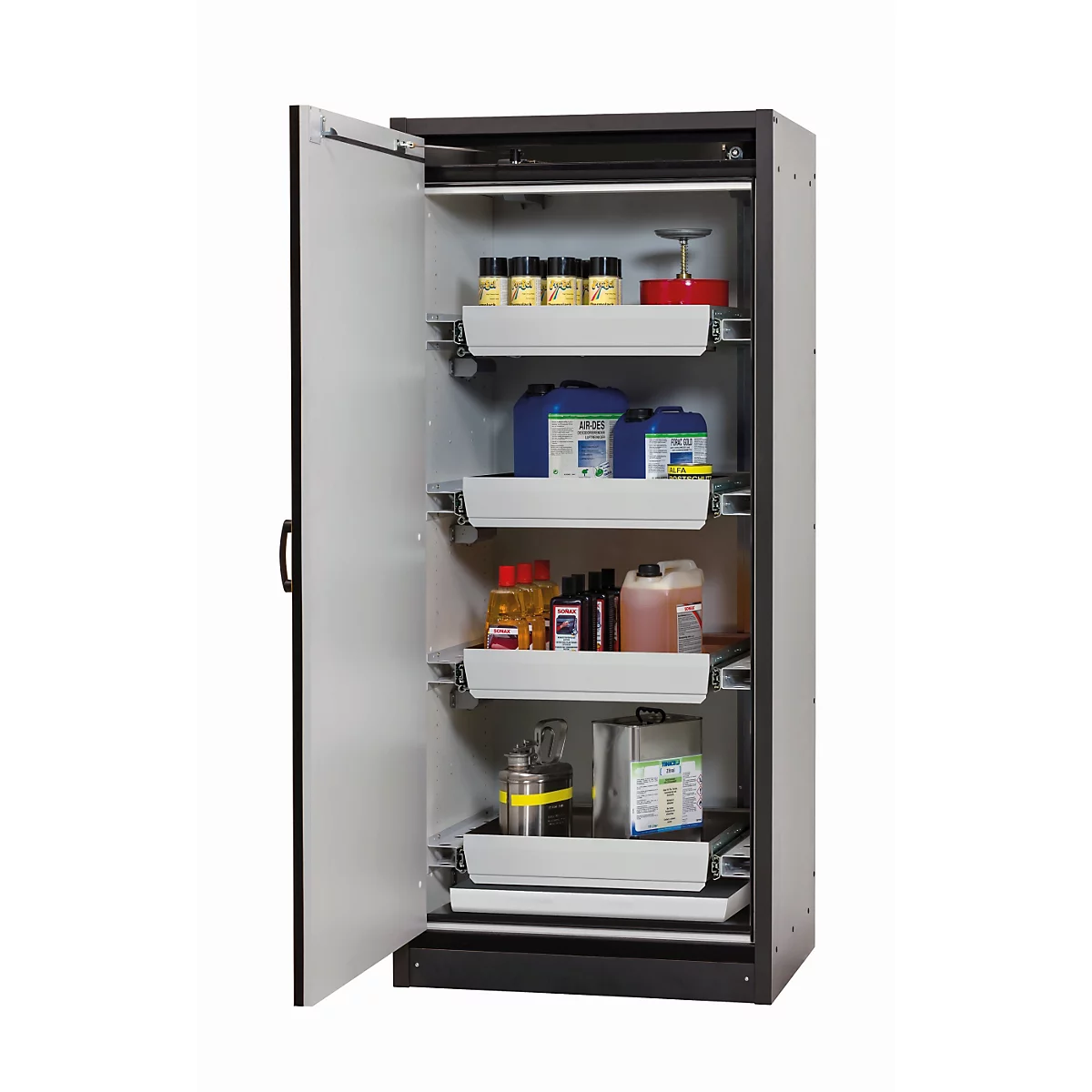 Ein offener Laborschrank mit Chemikalien auf weißen Auszügen. Links ist die Tür geöffnet, rechts ist der Schrank in Grau.