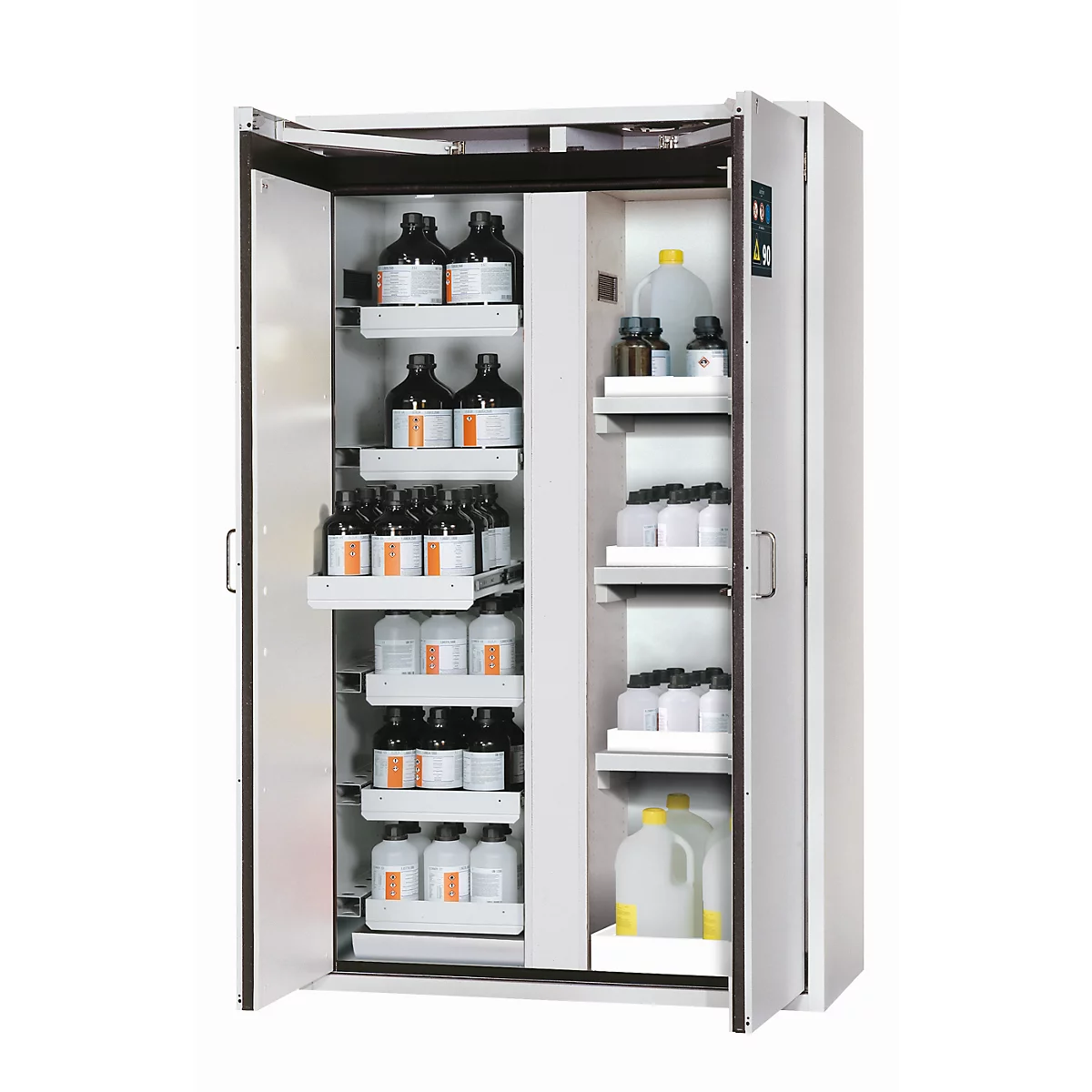 Ein Laborschrank mit geöffneten Türen, gefüllt mit Flaschen und Behältern.