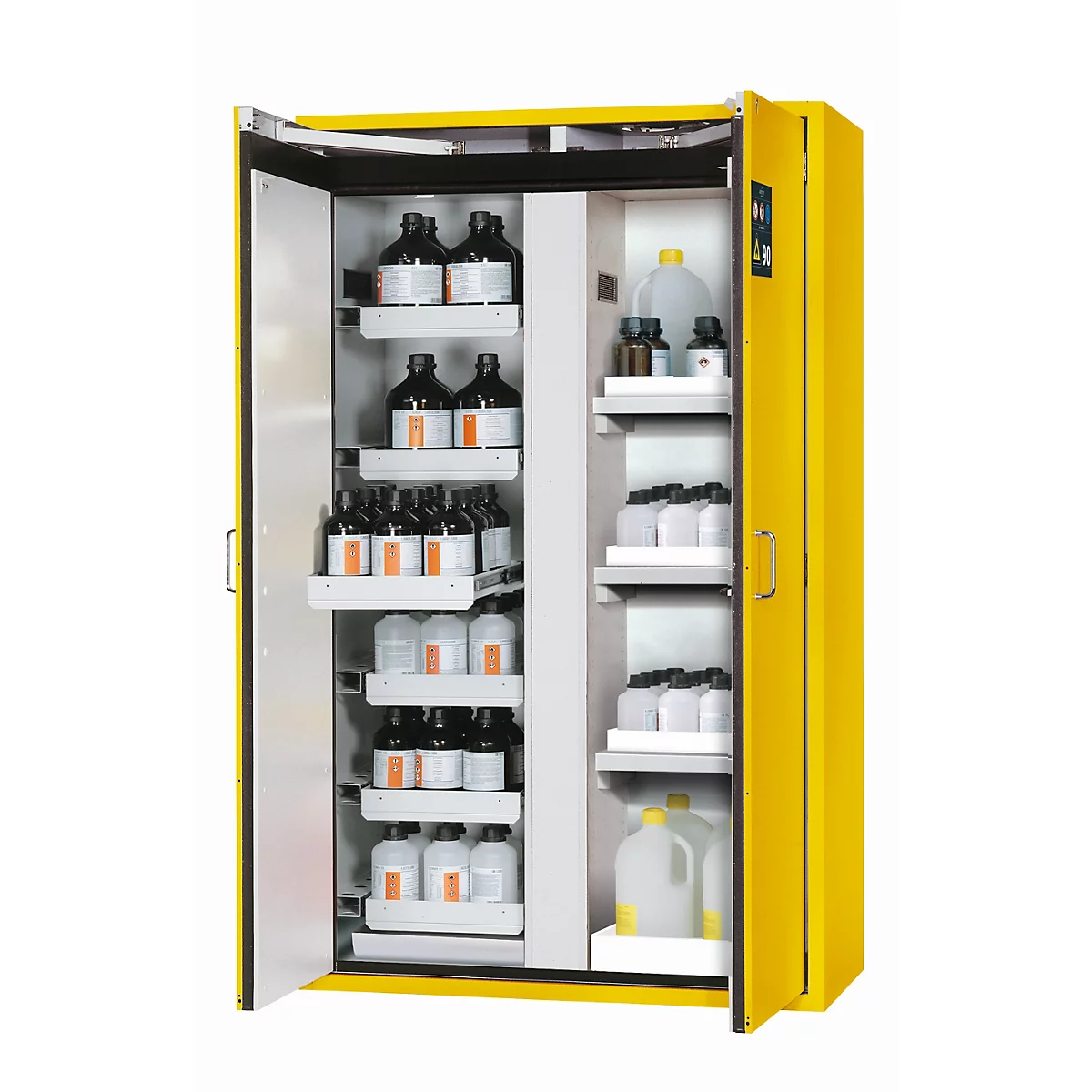 Gelber Chemikalien-Schrank, offen. Regale mit Flaschen und Kanistern gefüllt.