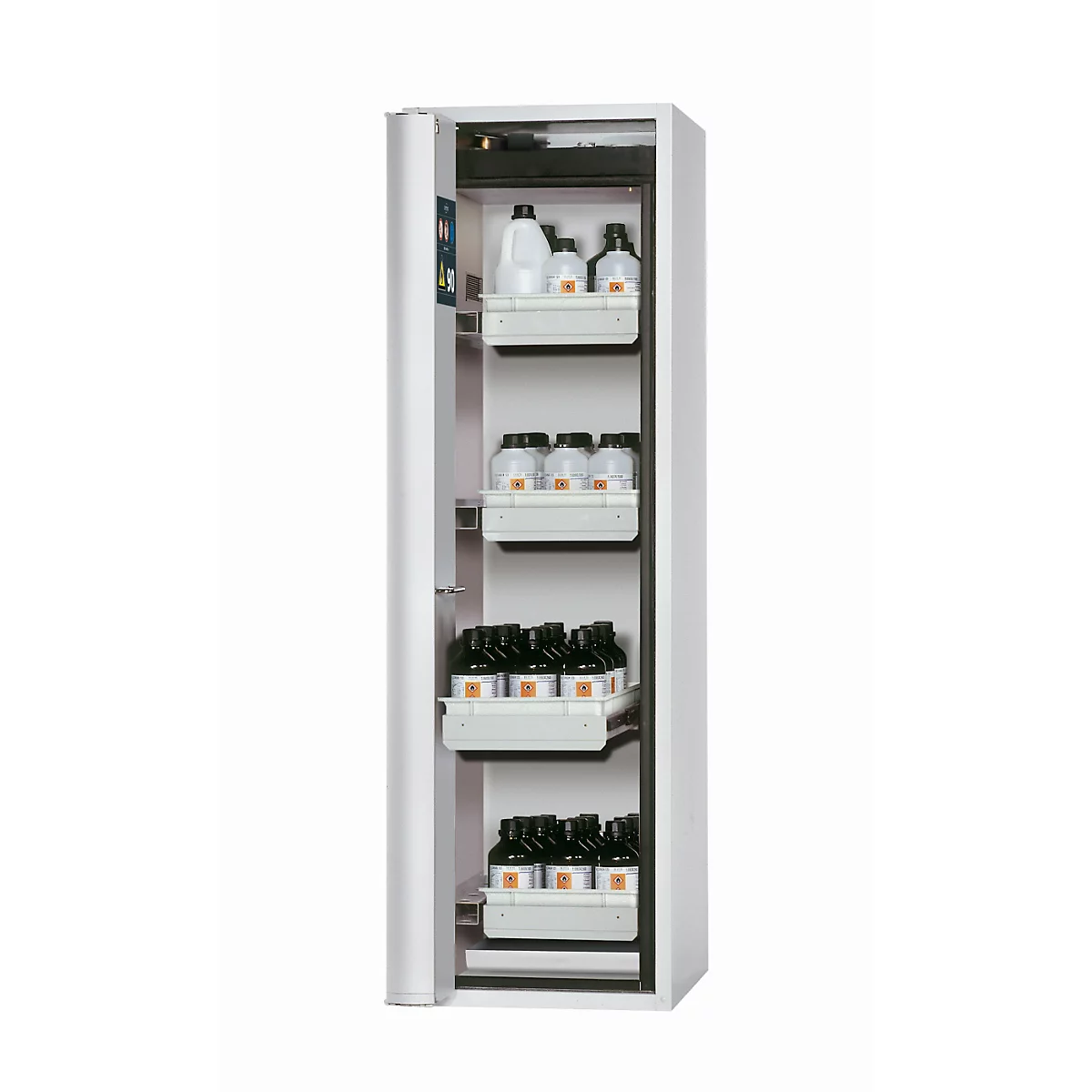 Weißer Laborschrank, geöffnet, mit Chemikalien in Flaschen auf Auszügen.
