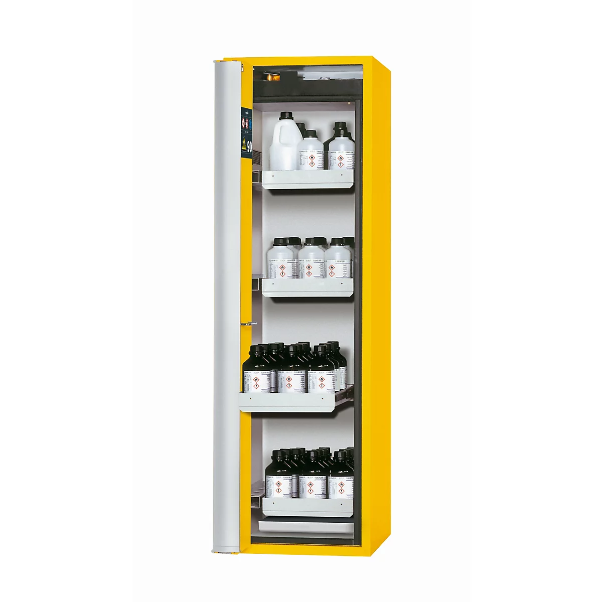 Gelber Schrank mit geöffneter Tür. Innen mehrere Regale mit Chemikalienflaschen.