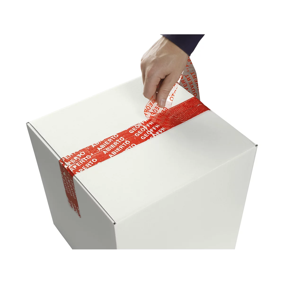 Person öffnet Karton mit rotem, bedrucktem Klebeband, Aufschrift „Geöffnet“.