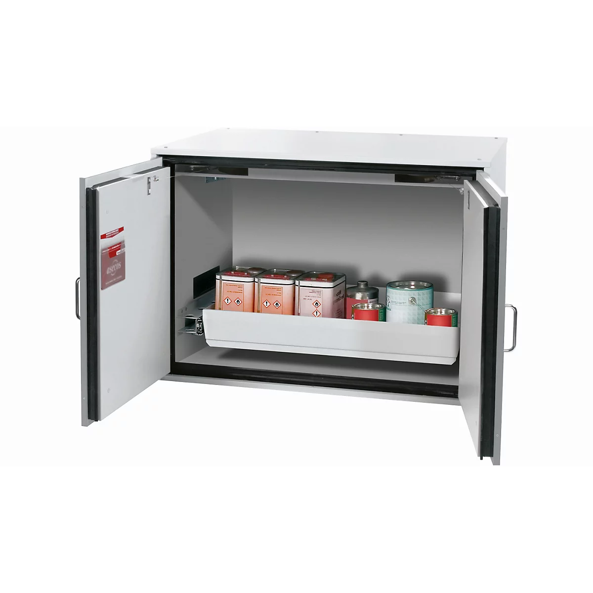 Offener weißer Schrank mit Regalen. Darin Behälter mit gefährlichen Stoffen.