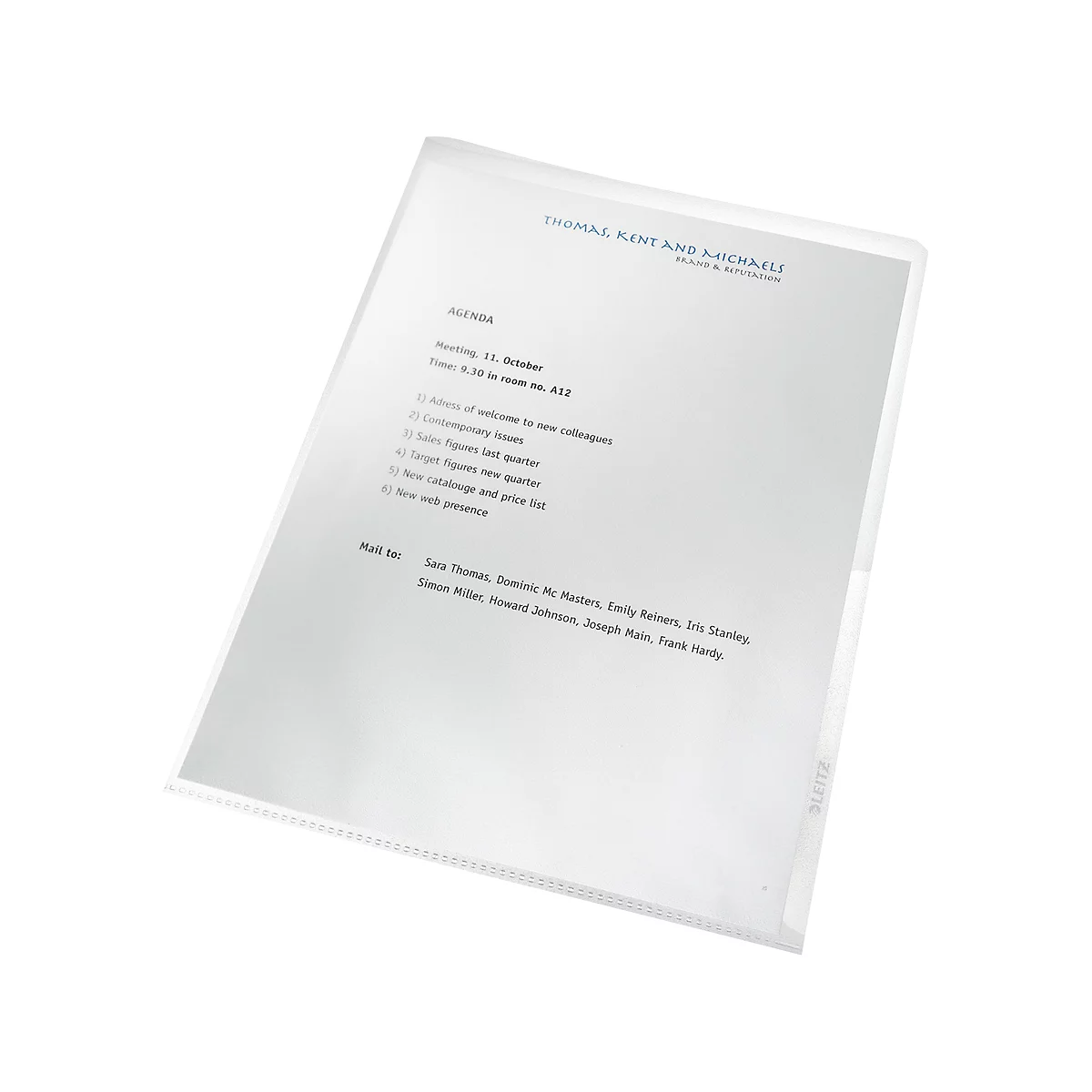Ein Blatt Papier mit Tagesordnung, in einer Klarsichthülle. Überschrift: Agenda. Datum: 11. Oktober. Verschiedene Punkte und Namen sind gelistet.