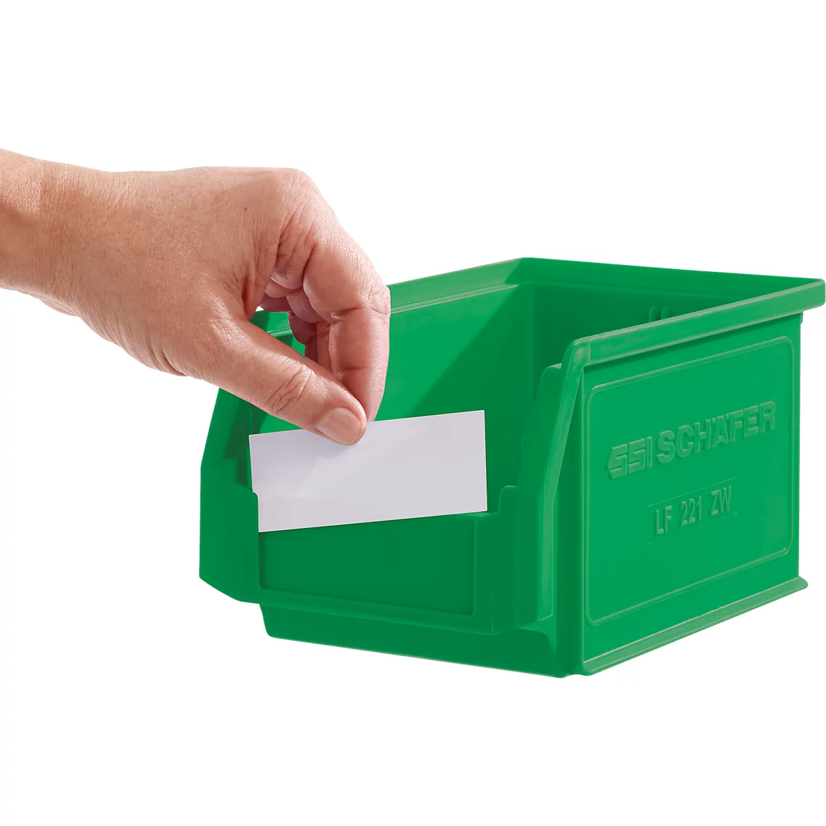 Hand steckt weißes Etikett in eine grüne Sichtlagerbox von SSI Schäfer.