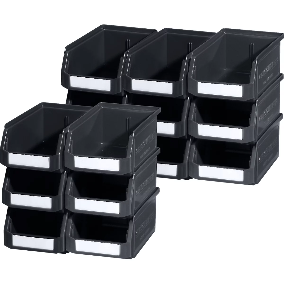 Dunkelgraue Stapelboxen. Auf jeder Box ist ein weißes Etikett. Mehrere Boxen sind gestapelt.