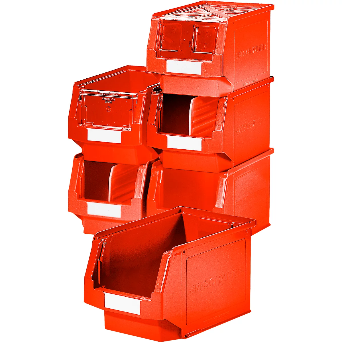 Mehrere rote Stapelboxen aus Kunststoff mit offenen Fronten, teils mit Etikettenfeldern, angeordnet vor weißem Hintergrund.