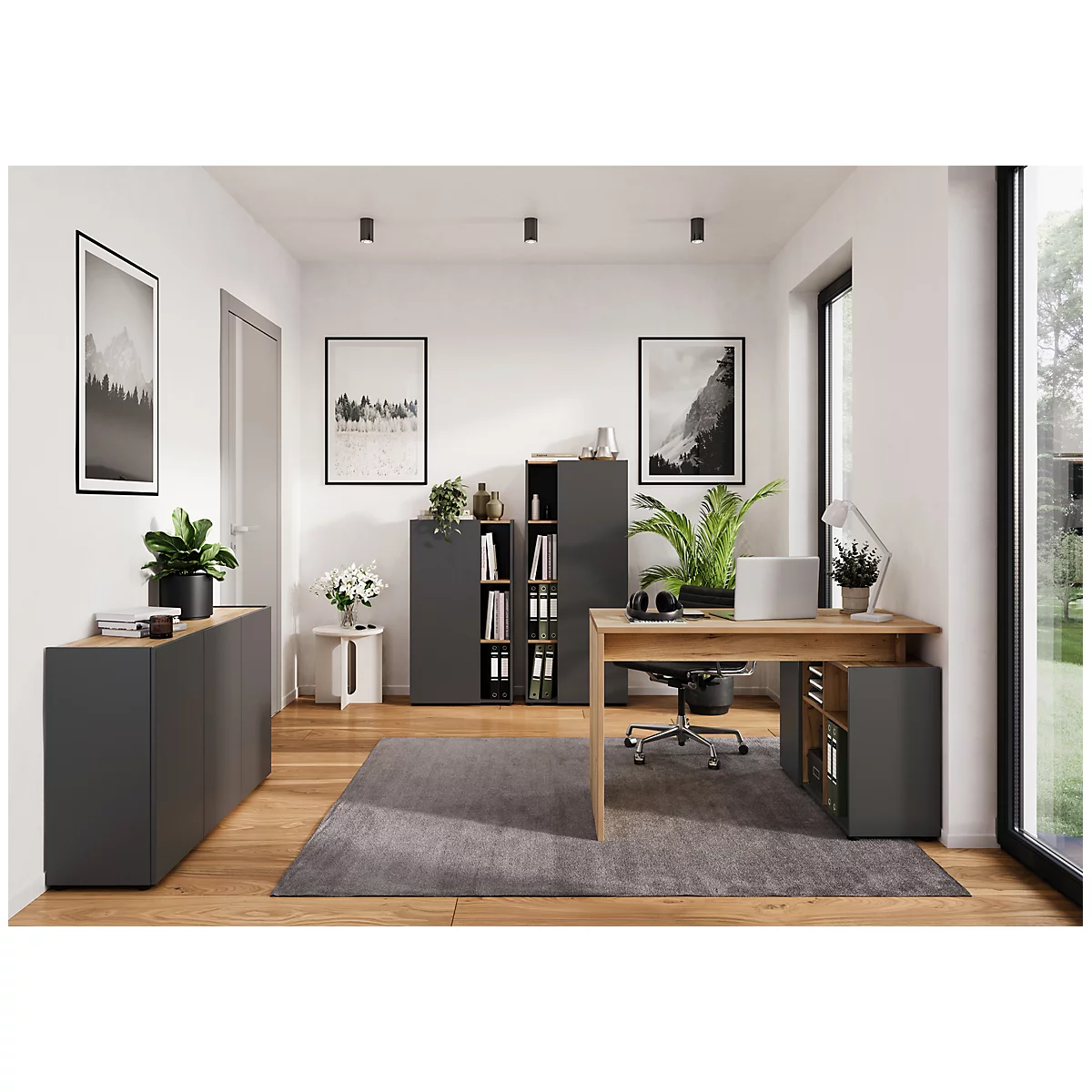 Ein modern eingerichtetes Büro mit Schreibtisch, Bürostuhl, Aktenschränken und Dekoration.