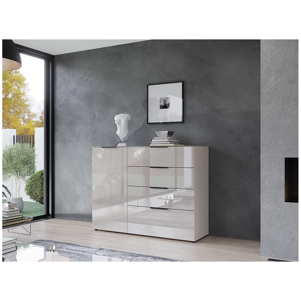 Moderne cremefarbene Kommode mit Schubladen und Tür, dekoriert mit Kunst in einem grauen Wohnzimmer.