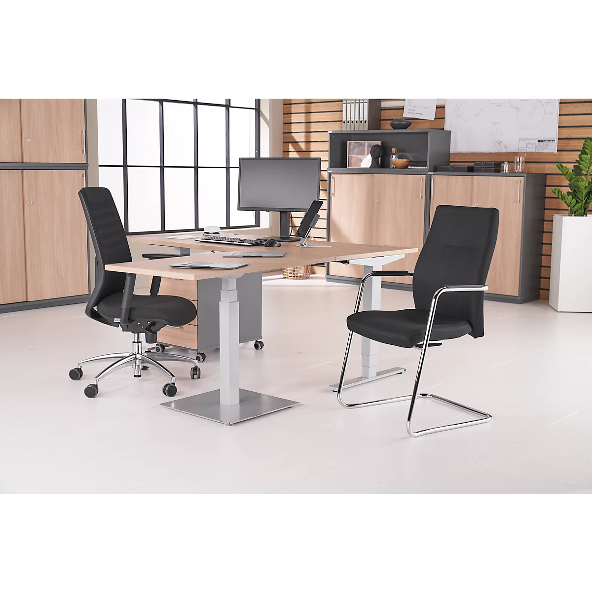 Siège à piétement luge, L 470 x P 470 x H 427 mm, avec accoudoirs, empilable jusqu'à 3 pièces, rembourré et recouvert de tissu, noir