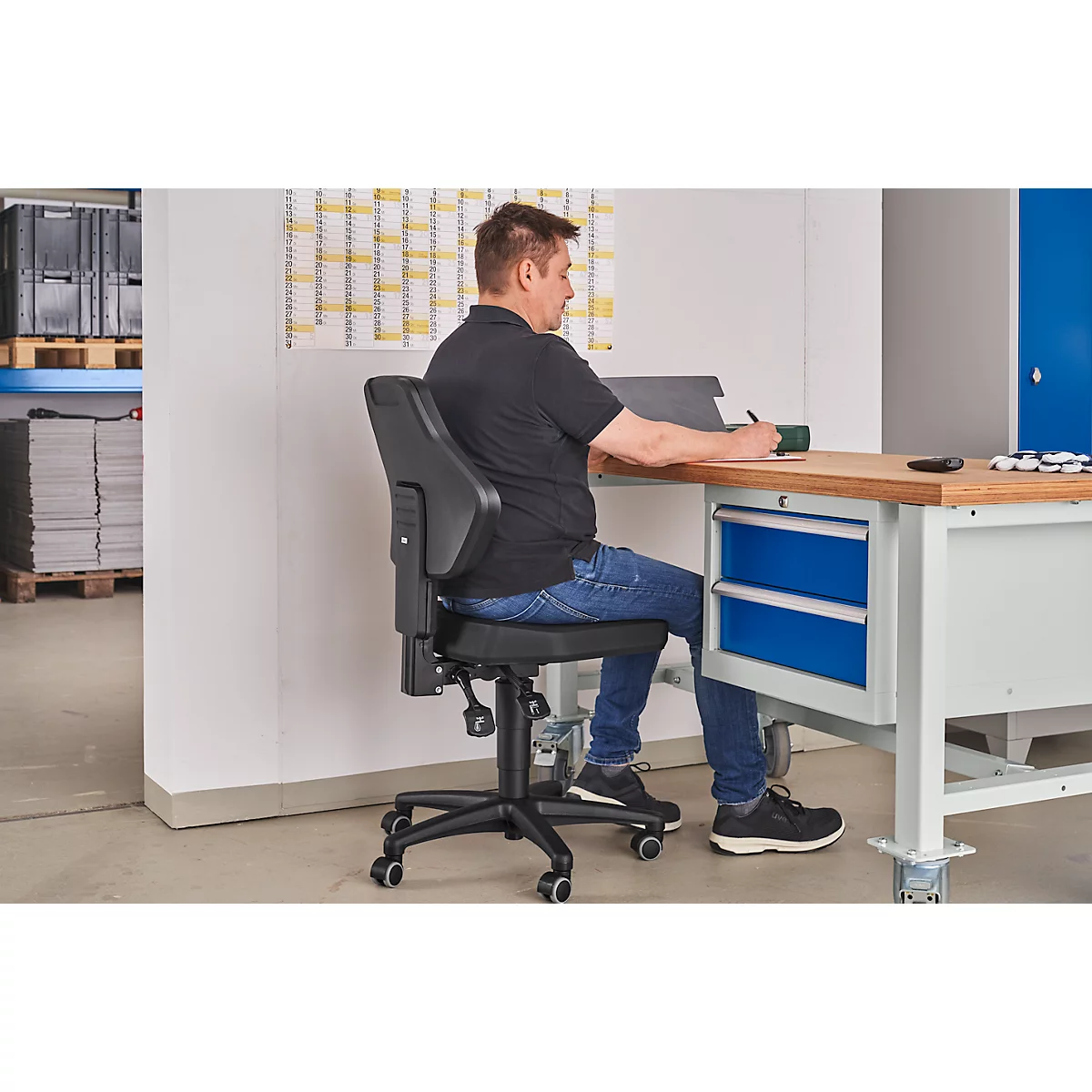Siège d'atelier pivotant, polyvalent, sans accoudoirs, à contact permanent, avec roulettes, revêtement PU, noir