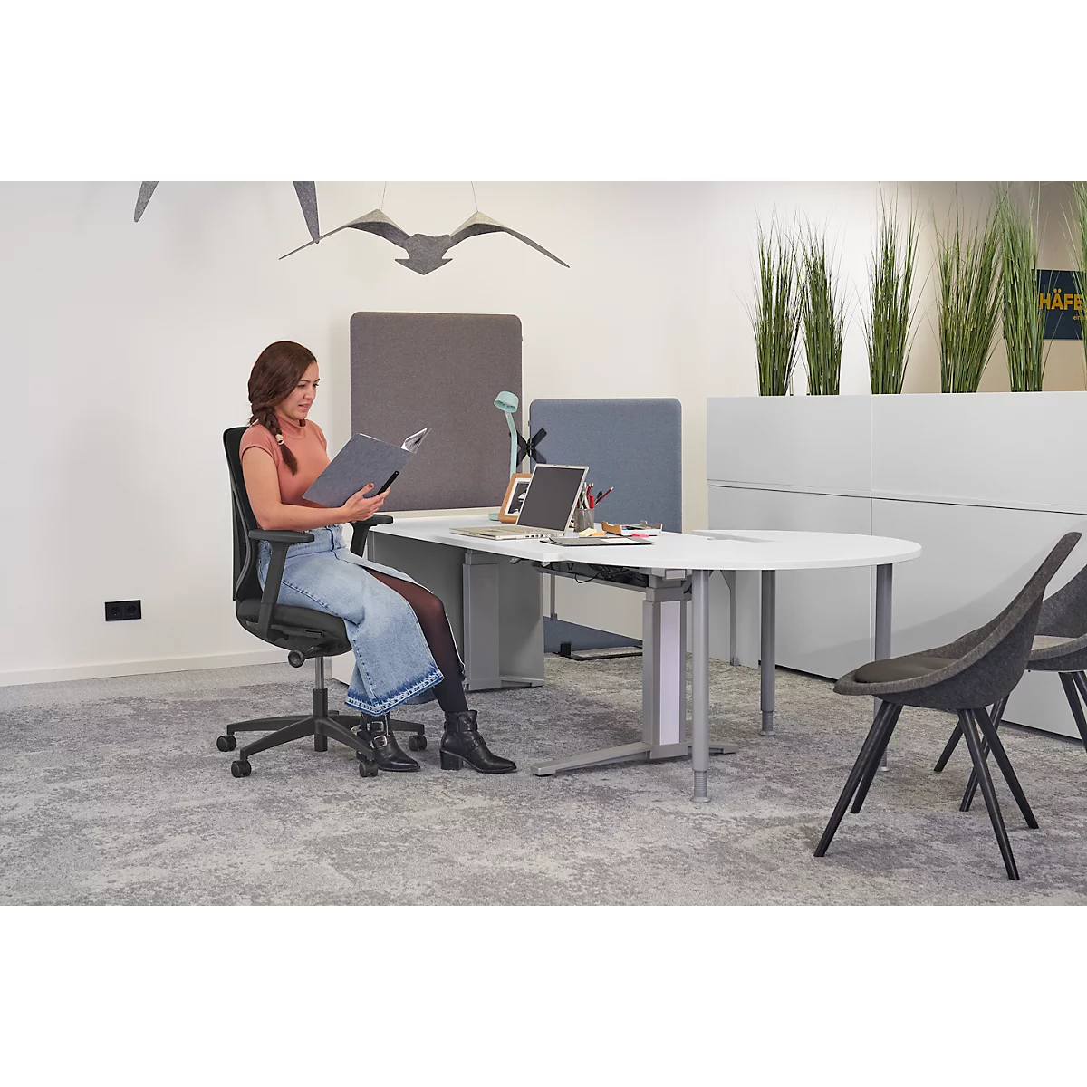 Siège de bureau 353 Giroflex, avec accoudoirs, mécanisme synchrone automatique, assise galbée, dossier 3D en filet, noir/noir