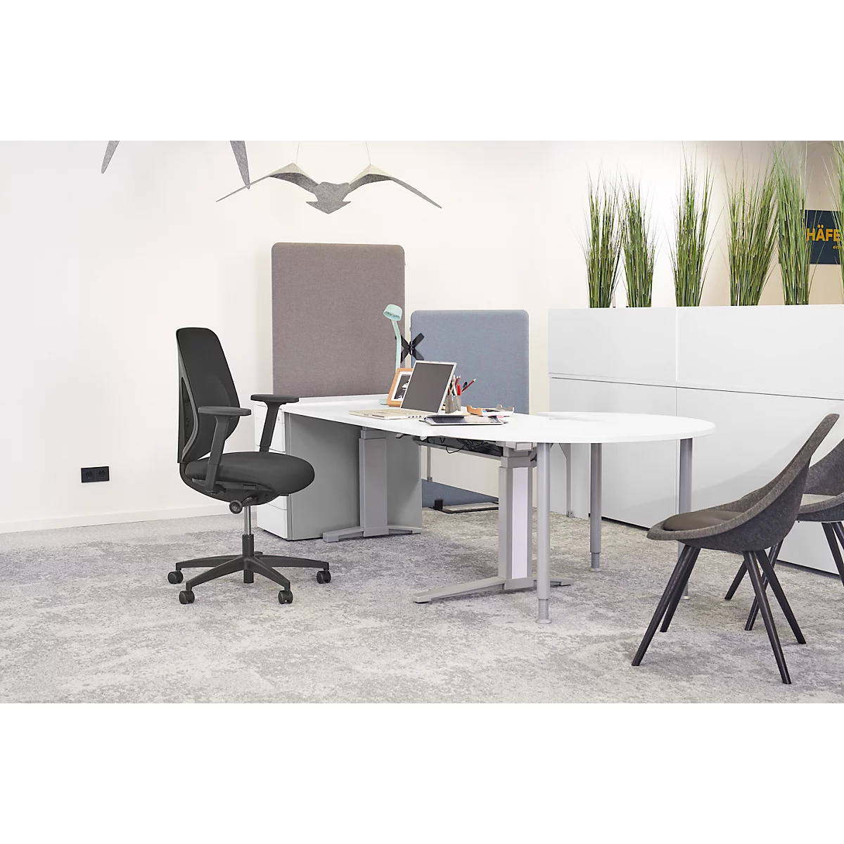 Siège de bureau 353 Giroflex, avec accoudoirs, mécanisme synchrone automatique, assise galbée, dossier 3D en filet, noir/noir