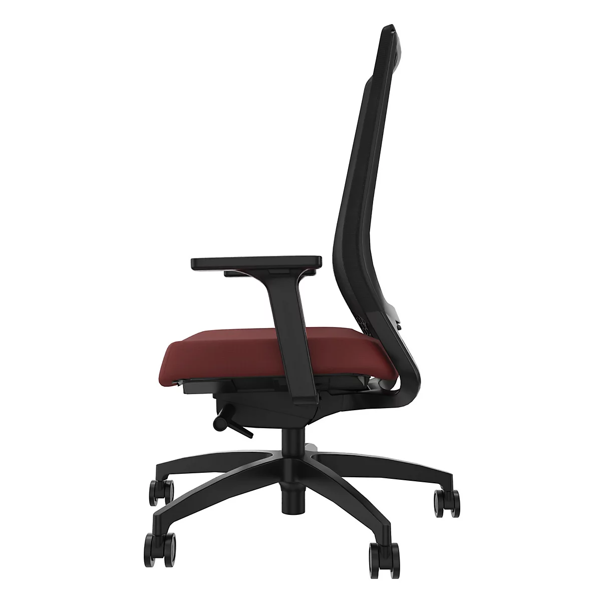 Chaise de bureau, vue latérale. Cadre noir, assise bordeaux, dossier en maille. Sur roulettes.