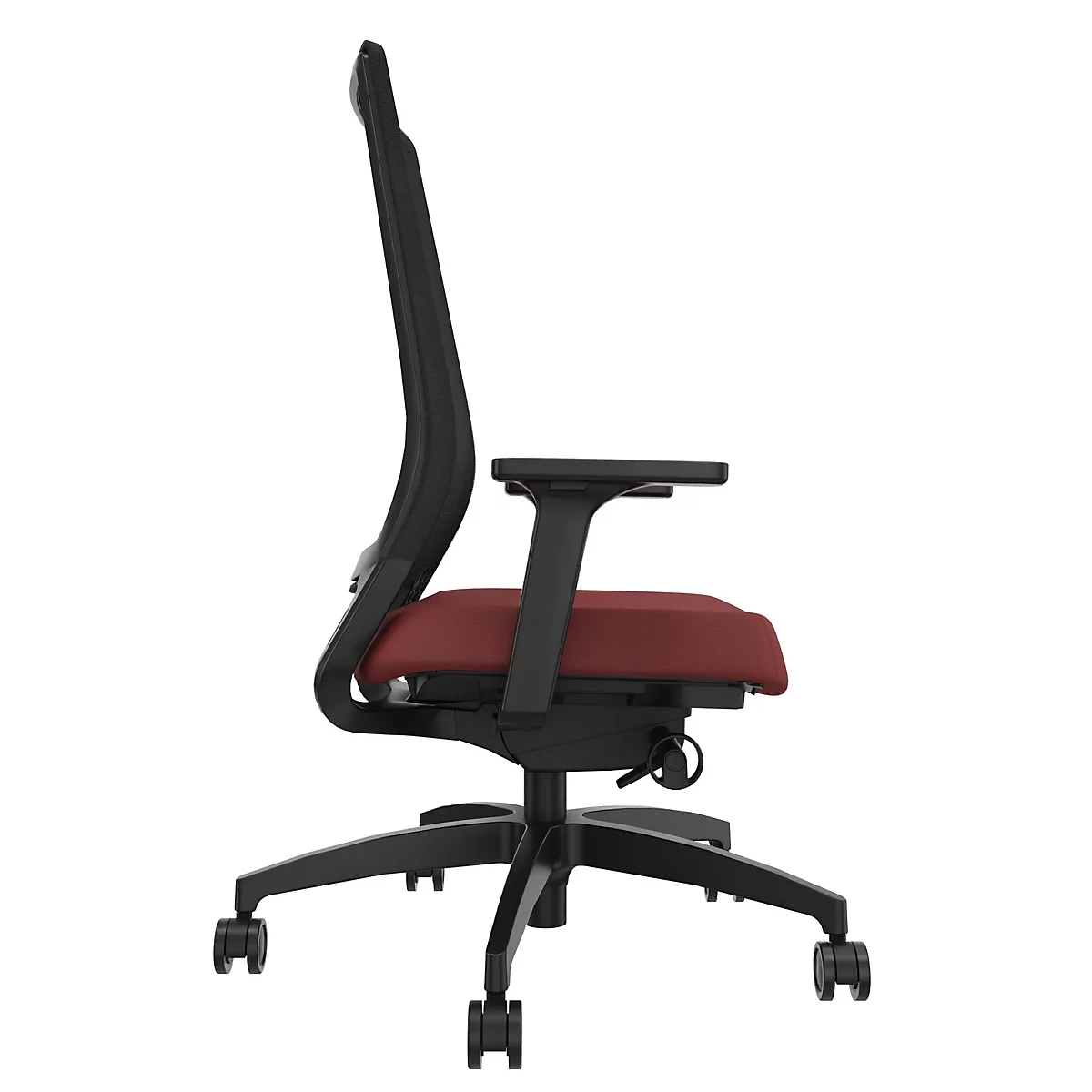 Chaise de bureau de profil : cadre noir, dossier en mesh, assise rouge, accoudoirs. Roulettes sur les pieds.