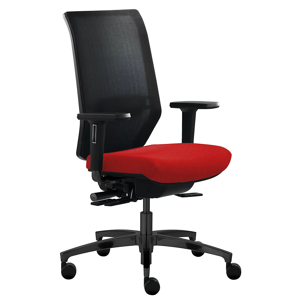 Chaise de bureau noire avec assise rouge. Elle est équipée de roulettes, d'accoudoirs et d'un dossier en maille.