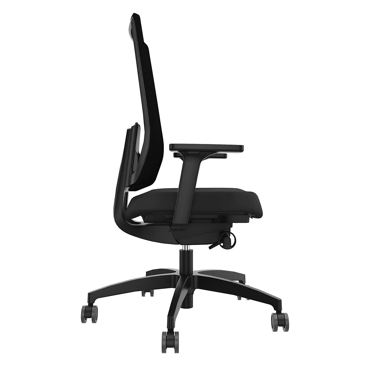 Chaise de bureau noire de côté. Elle a un dossier haut, des accoudoirs et des roulettes.