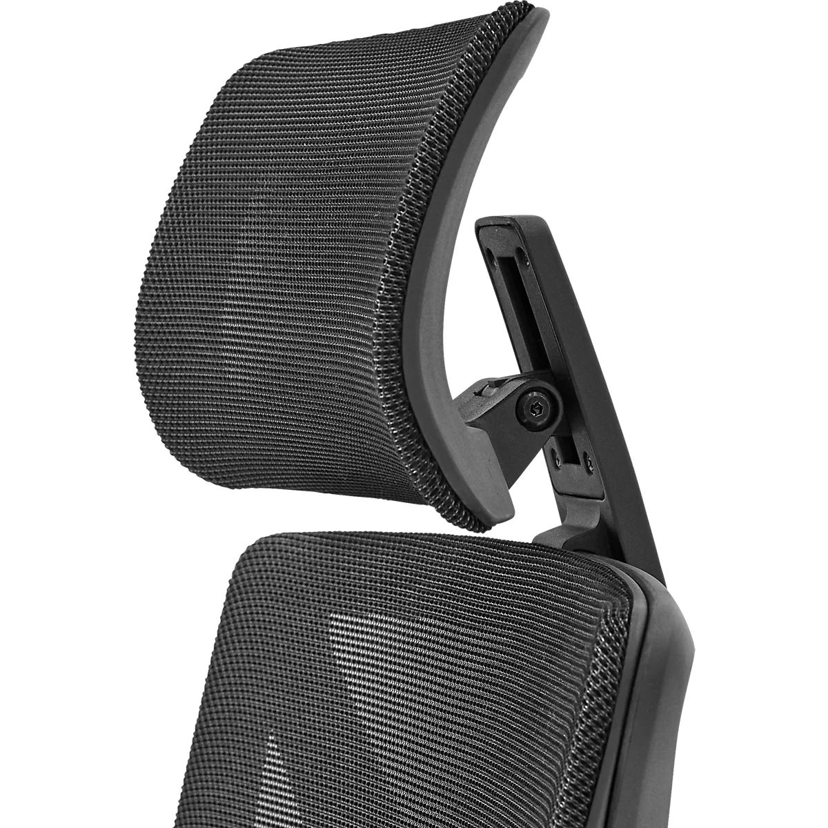 Gros plan sur le cou en maille noire du dossier d'une chaise de bureau. L'appuie-tête est incurvé et fixé à un bras réglable.