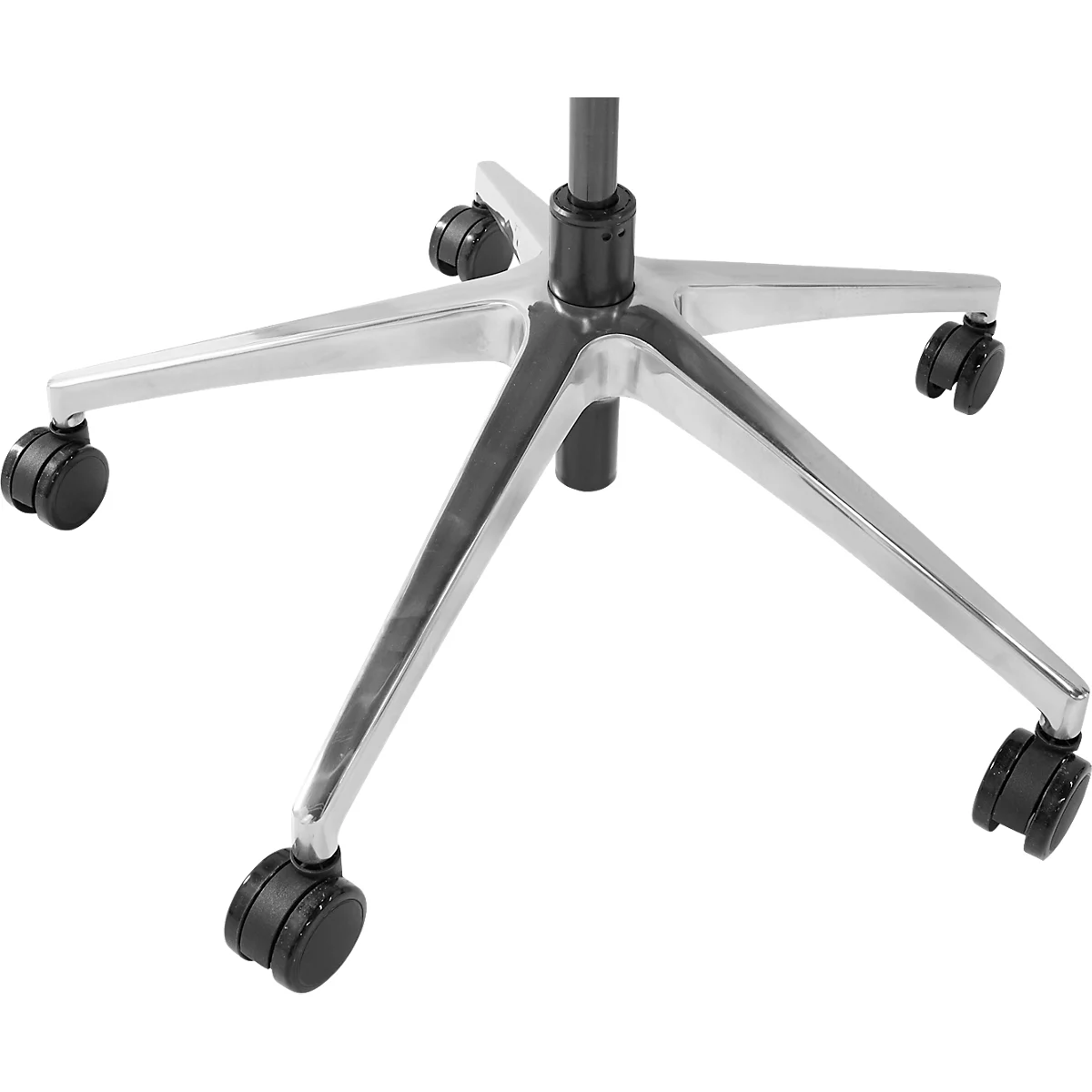 Gros plan du piètement d'une chaise de bureau, argenté avec des roulettes noires.