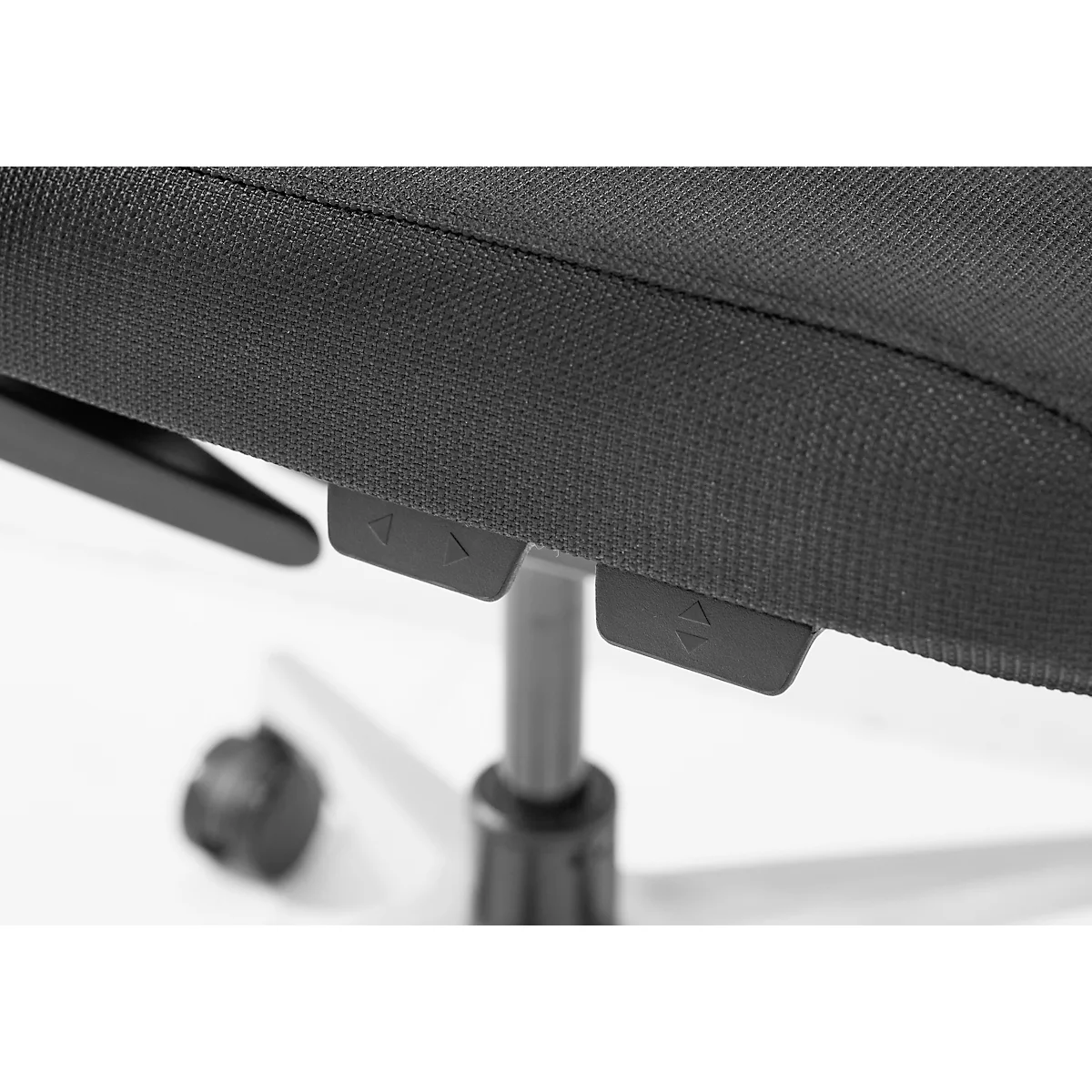 Gros plan sur deux leviers noirs sur une chaise de bureau noire. Flèches sur les leviers.