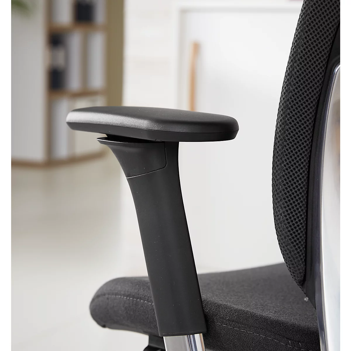 Siège de bureau Giroflex 40, avec accoudoirs, mécanisme synchrone, siège multicouche, appui-lordose &amp; appui-tête, noir/argenté