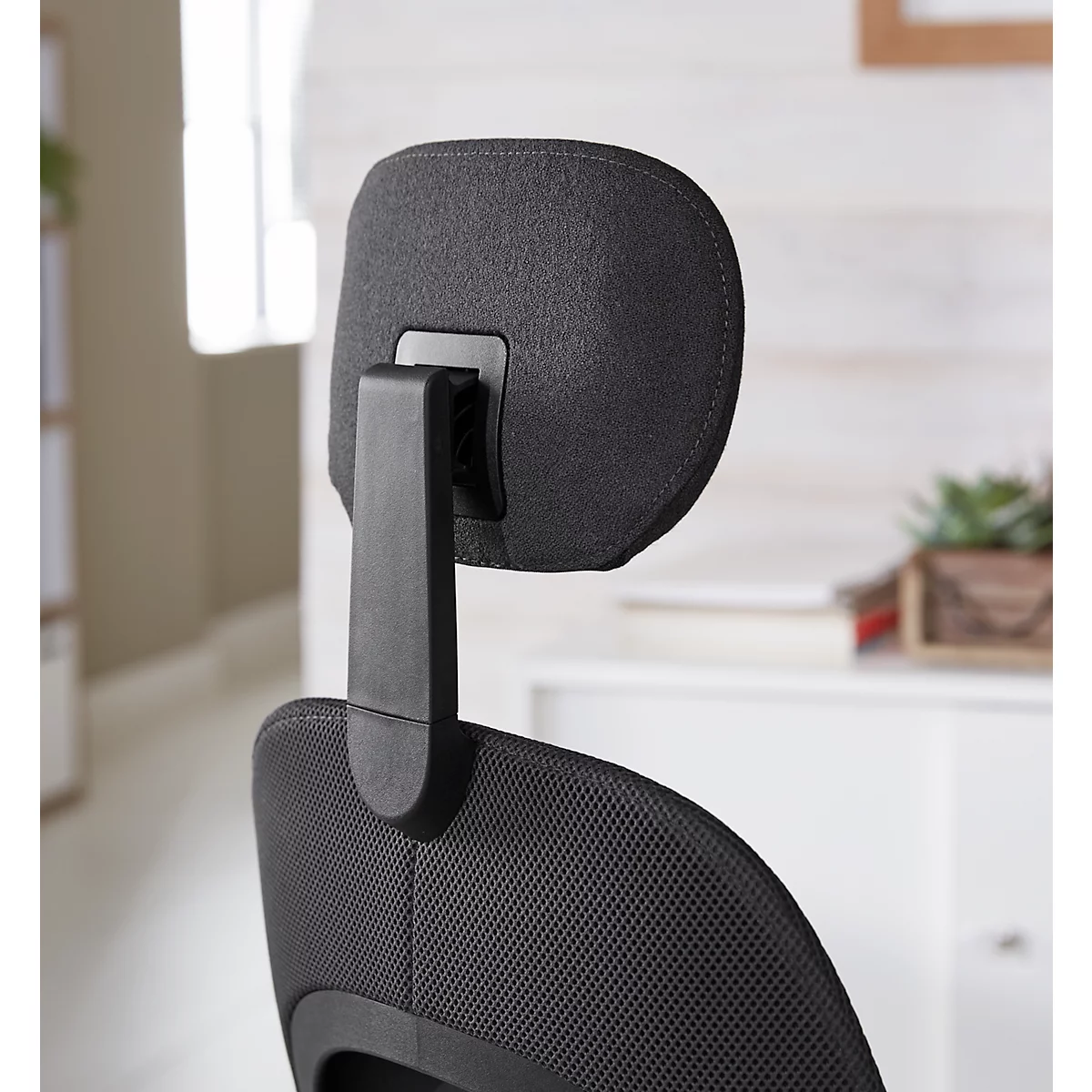 Siège de bureau Giroflex 40, avec accoudoirs, mécanisme synchrone, siège multicouche, appui-lordose &amp; appui-tête, noir/argenté