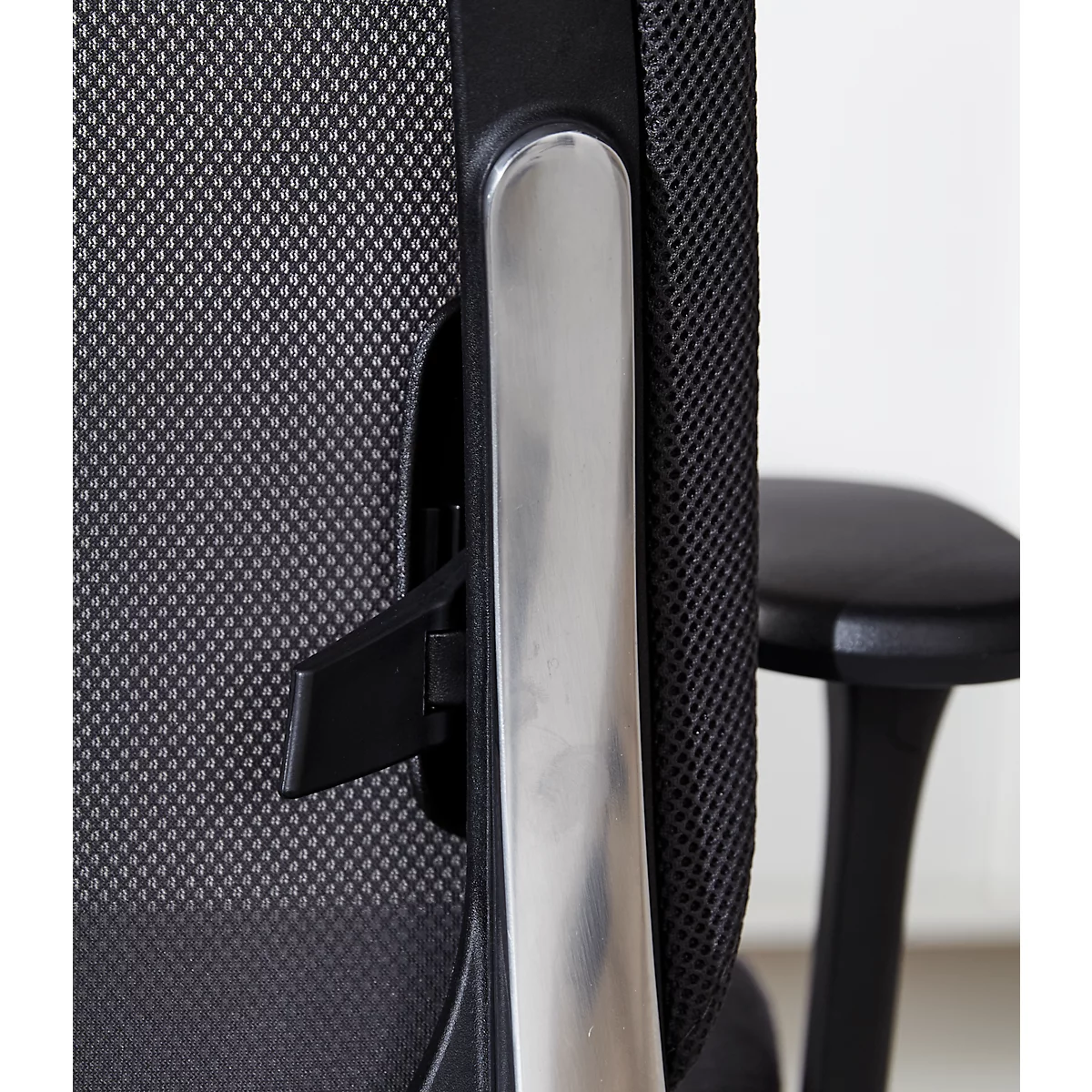 Siège de bureau Giroflex 40, avec accoudoirs, mécanisme synchrone, siège multicouche, appui-lordose &amp; appui-tête, noir/argenté
