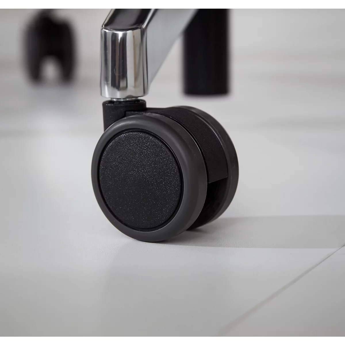 Siège de bureau Giroflex 40, avec accoudoirs, mécanisme synchrone, siège multicouche, appui-lordose &amp; appui-tête, noir/argenté