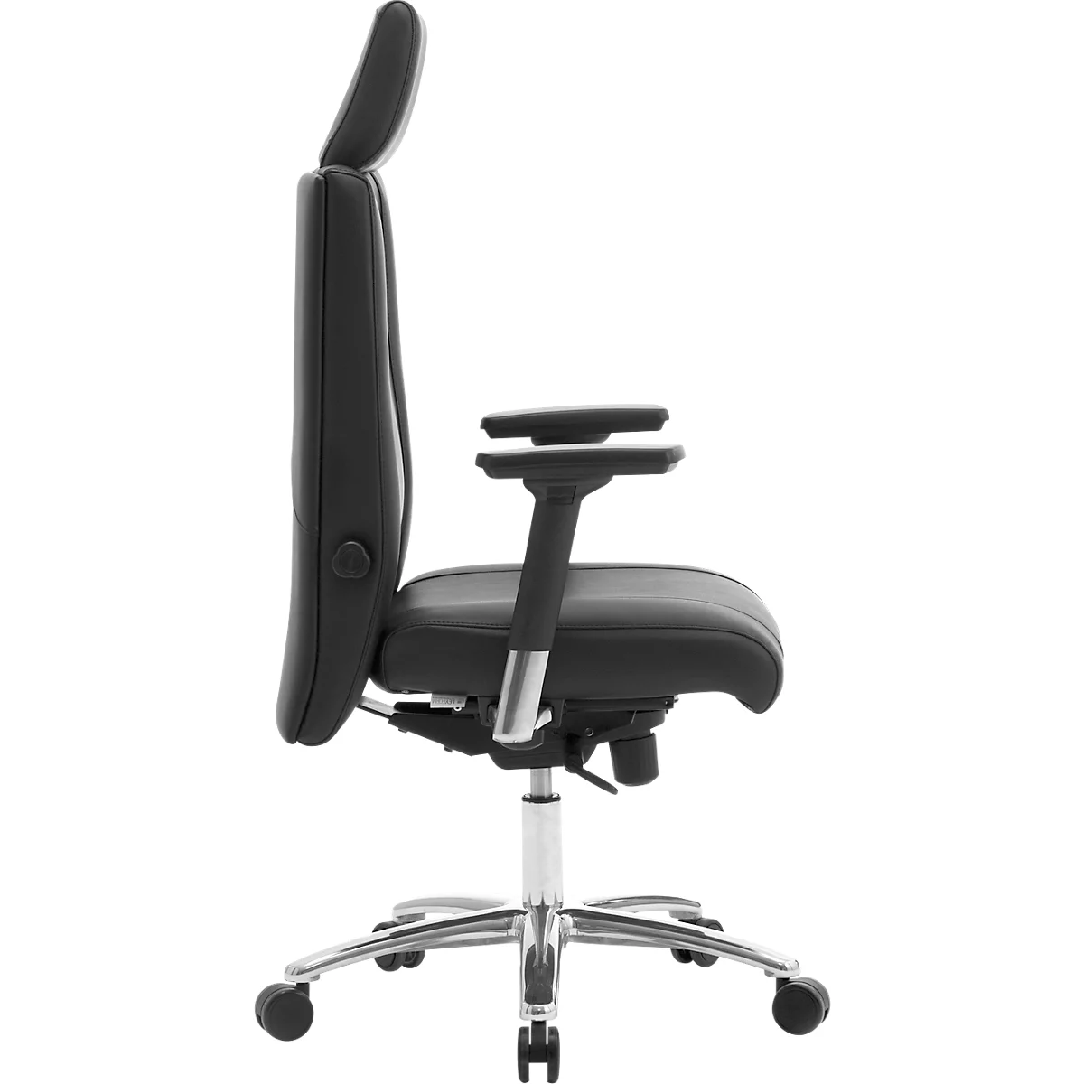 Vue latérale d'une chaise de bureau noire. Dossier haut avec appui-tête, accoudoirs, base chromée et roulettes.