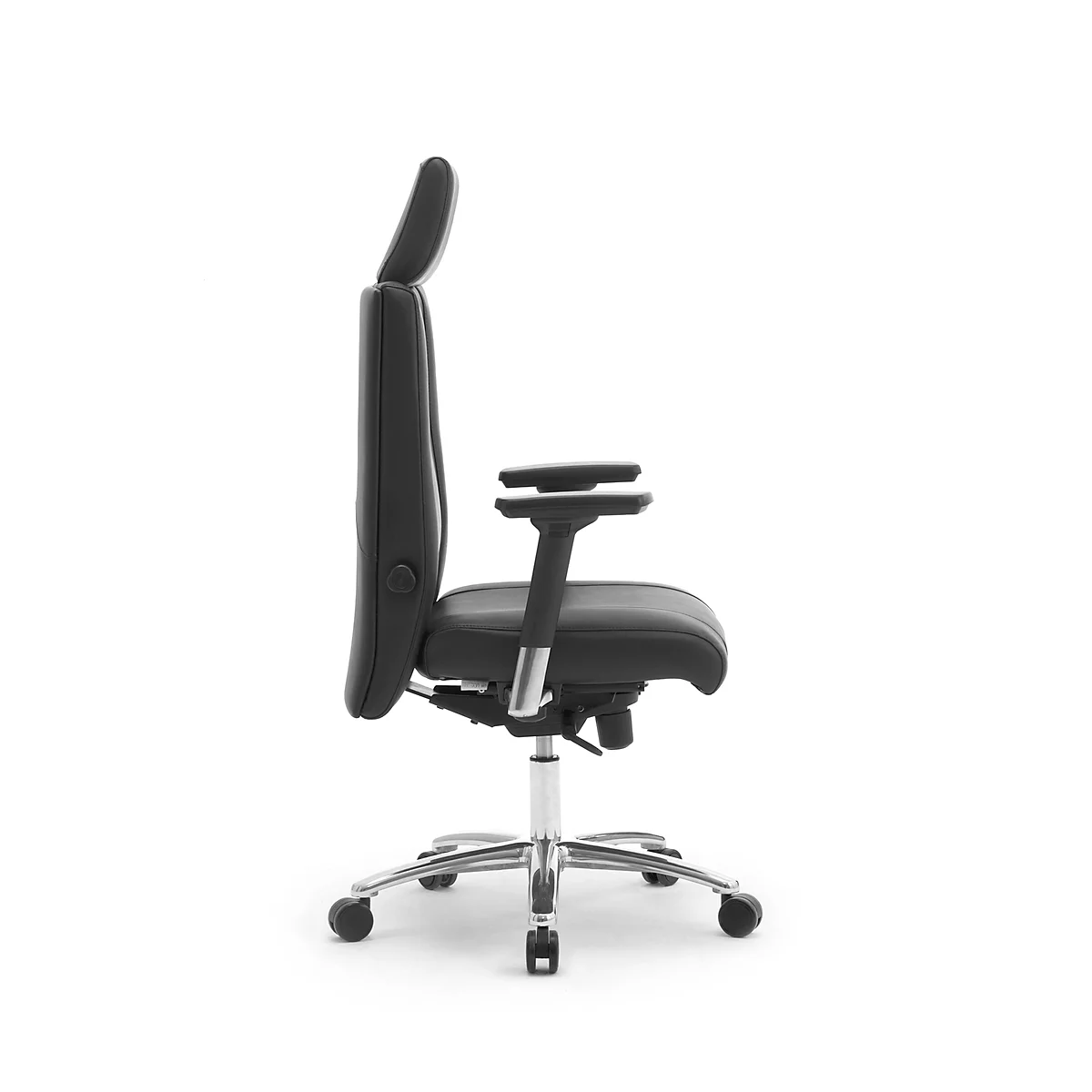 Chaise de bureau noire de profil, avec appuie-tête et cadre argenté sur fond blanc.