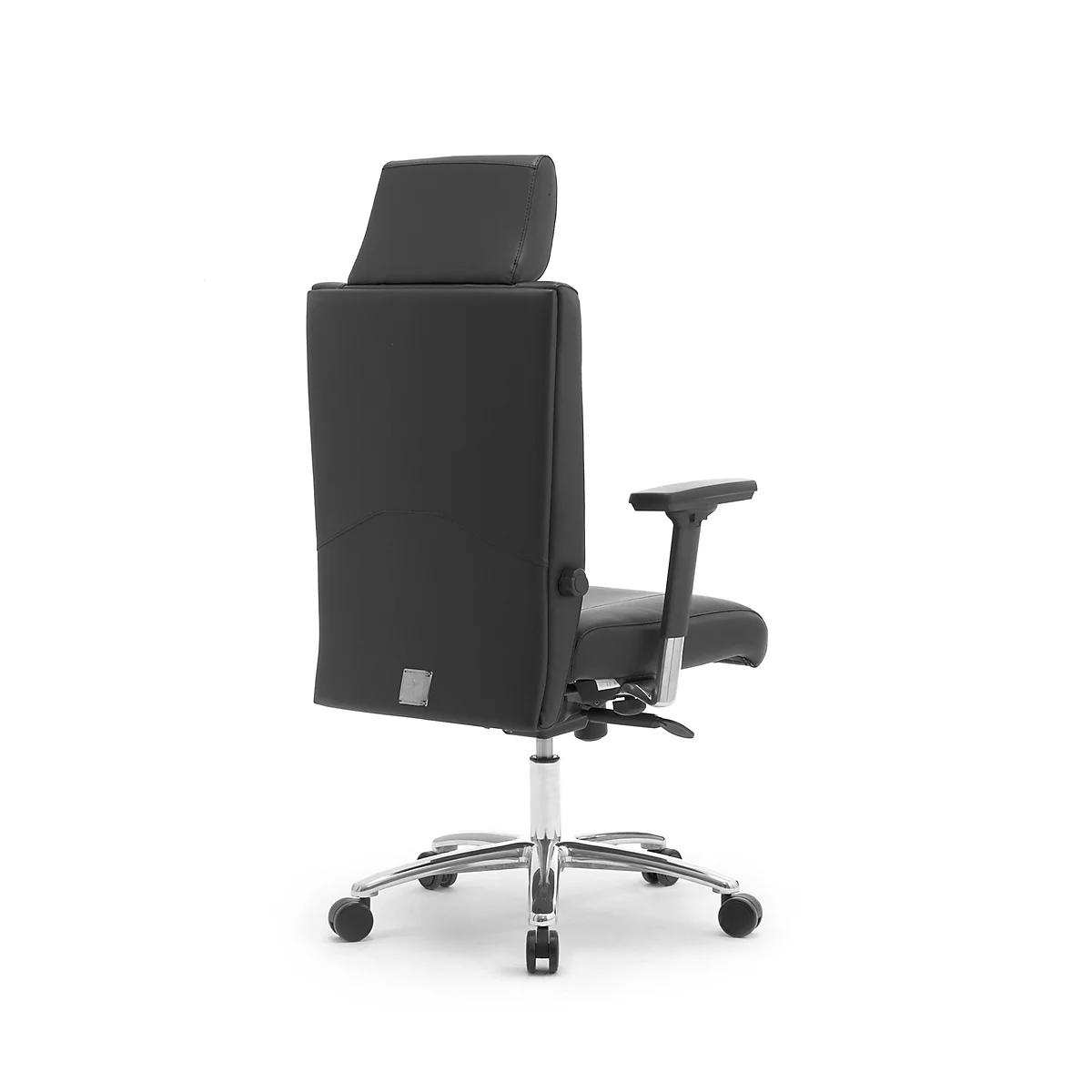 Chaise de bureau noire avec dossier haut et accoudoirs réglables. Base argentée avec roulettes. Vue arrière, fond clair.